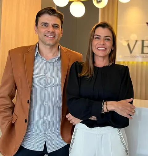 Dr. Samir e Dra. Maira Veran sorrindo na recepção da clínica