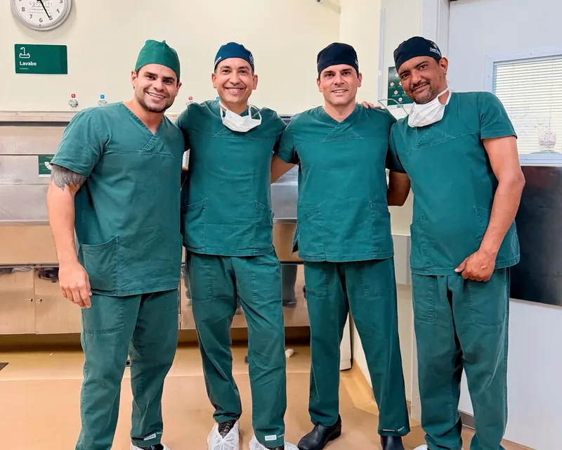 Dr. Samir com a equipe cirúrgica de pijama verde no centro cirúrgico do hospital